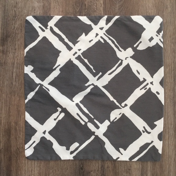 Set of 2 Pillow Covers 17” Gray & White abstract print Like new Zips closed EUC - Picture 6 of 10